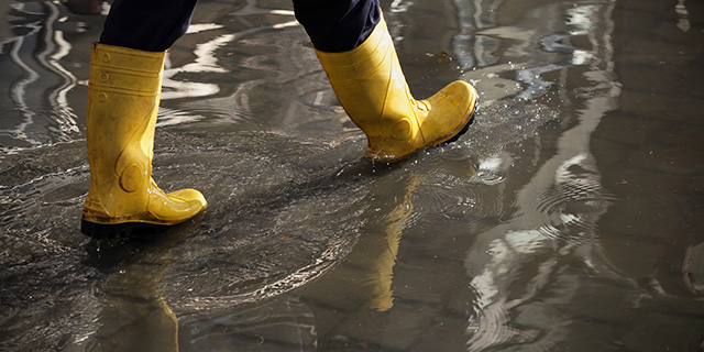 Schaden - Gummistiefel im Wasser